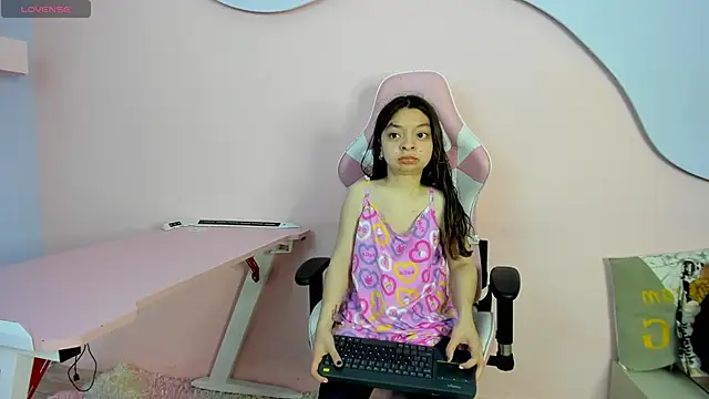 Snapshot of CharlotteMuller chatting on 21, 11, 2025 CharlotteMuller online show from 21, 11, 2025