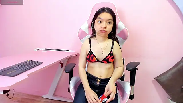 Snapshot of CharlotteMuller chatting on 4, 12, 2025 CharlotteMuller online show from 4, 12, 2025