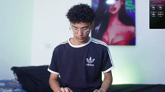 Snapshot of harrytwink18 chatting on 6, 1, 2025 harrytwink18 online show from 6, 1, 2025