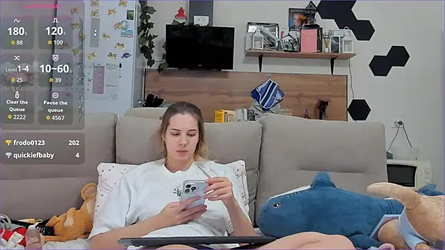 Girl alone home online show from 30, 11, 2025