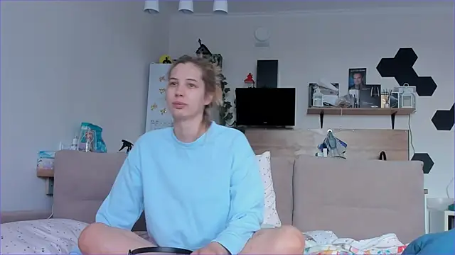 Snapshot of Girl_alone_home chatting on 14, 5, 2026 Girl alone home online show from 14, 5, 2026