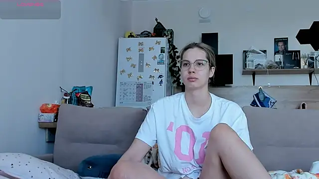 Snapshot of Girl_alone_home chatting on 22, 5, 2026 Girl alone home online show from 22, 5, 2026
