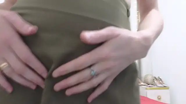 Snapshot of HairyLola chatting on 17, 12, 2024 HairyLola online show from 17, 12, 2024