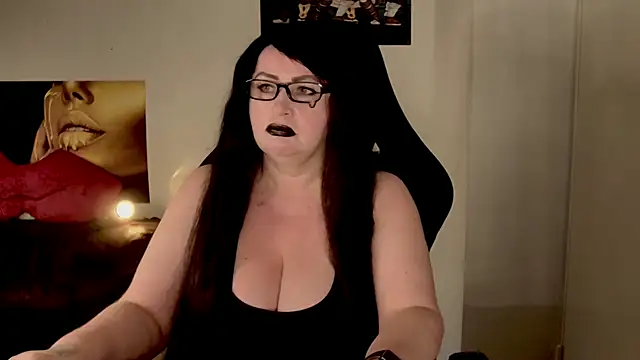 Snapshot of NannaGlossa chatting on 5, 7, 2026 NannaGlossa online show from 5, 7, 2026