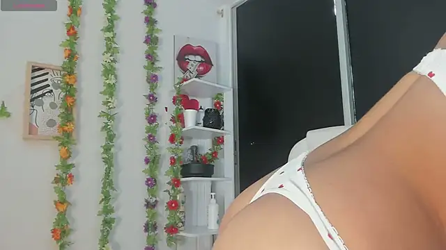 Snapshot of UrNewFantasy chatting on 4, 2, 2025 UrNewFantasy online show from 4, 2, 2025