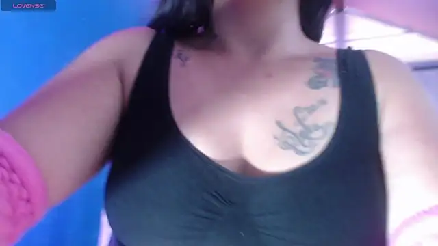 Snapshot of vitoria23_ chatting on 27, 4, 2026 vitoria23 online show from 27, 4, 2026