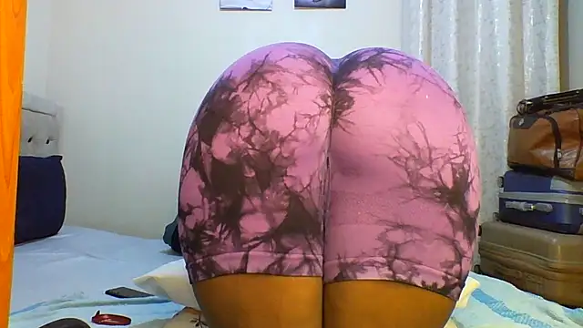 Snapshot of Petitiebooty chatting on 26, 6, 2026 Petitiebooty online show from 26, 6, 2026