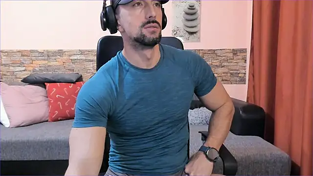 Snapshot of HotHunkTrainer chatting on 10, 2, 2025 HotHunkTrainer online show from 10, 2, 2025