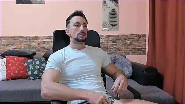 Snapshot of HotHunkTrainer chatting on 17, 2, 2025 HotHunkTrainer online show from 17, 2, 2025