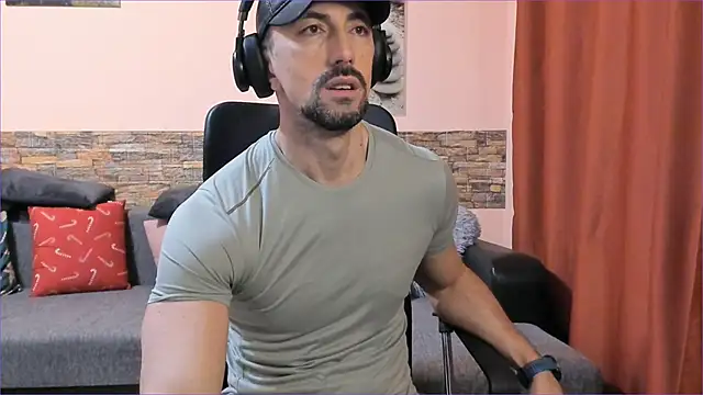 Snapshot of HotHunkTrainer chatting on 24, 2, 2025 HotHunkTrainer online show from 24, 2, 2025