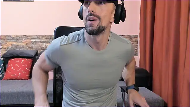 Snapshot of HotHunkTrainer chatting on 24, 2, 2025 HotHunkTrainer online show from 24, 2, 2025