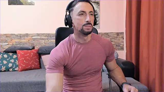 Snapshot of HotHunkTrainer chatting on 25, 2, 2025 HotHunkTrainer online show from 25, 2, 2025