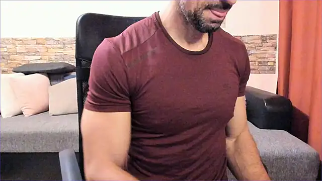 Snapshot of HotHunkTrainer chatting on 10, 10, 2025 HotHunkTrainer online show from 10, 10, 2025