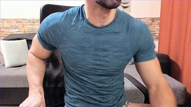 Snapshot of HotHunkTrainer chatting on 14, 11, 2025 HotHunkTrainer online show from 14, 11, 2025