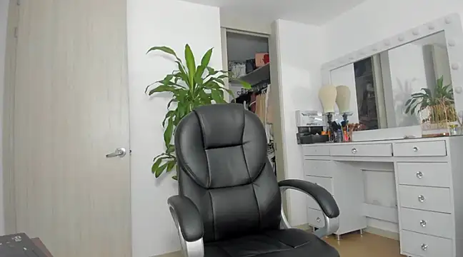 Snapshot of charlotte_tiller chatting on 1, 2, 2025 charlotte tiller online show from 1, 2, 2025