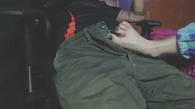 Snapshot of OldManAndGirlishLady chatting on 8, 1, 2025 OldManAndGirlishLady online show from 8, 1, 2025