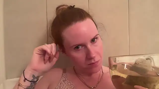 Snapshot of redheadrosie69 chatting on 29, 9, 2025 redheadrosie69 online show from 29, 9, 2025