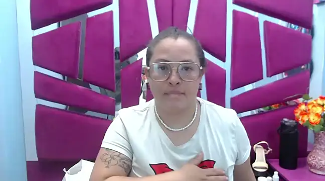 SaraThomso online show from 6, 2, 2025