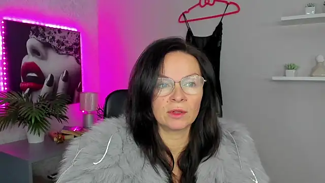 HelenLuxx online show from 2, 2, 2025