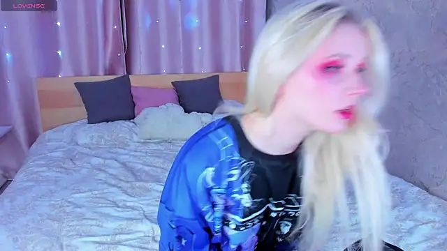 Snapshot of SweeteRose_Royce chatting on 2, 3, 2025 SweeteRose Royce online show from 2, 3, 2025