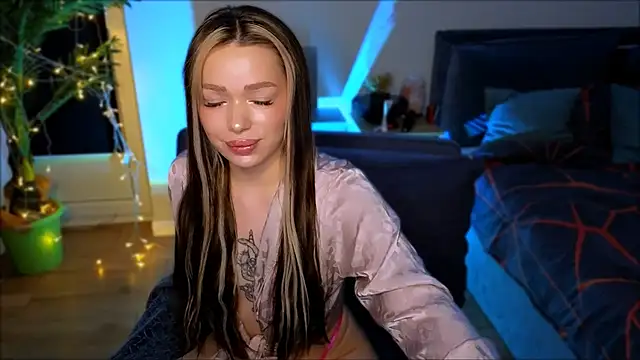 Snapshot of Lily_Yin chatting on 8, 3, 2025 Lily Yin online show from 8, 3, 2025