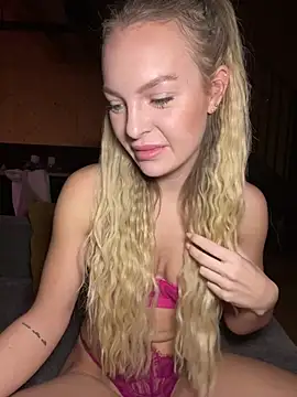 Snapshot of ChiaraVixen chatting on 10, 12, 2024 ChiaraVixen online show from 10, 12, 2024