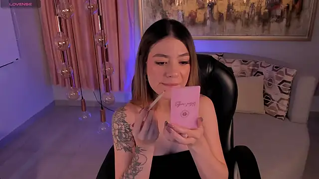 ViolettHansson online show from 5, 3, 2025