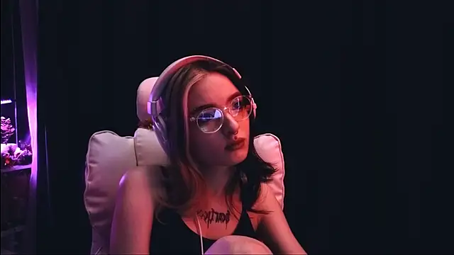 Snapshot of Avi_Nile chatting on 27, 12, 2024 Avi Nile online show from 27, 12, 2024