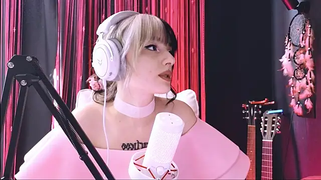 Snapshot of Avi_Nile chatting on 20, 11, 2025 Avi Nile online show from 20, 11, 2025