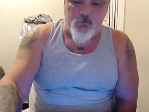 Newfiesausage1972 online show from 28, 1, 2025