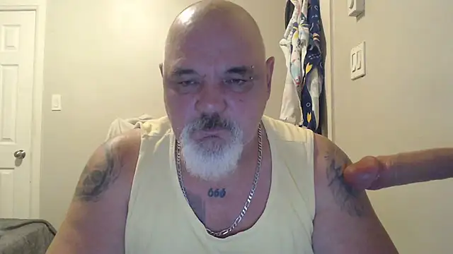 Newfiesausage1972 online show from 10, 2, 2025