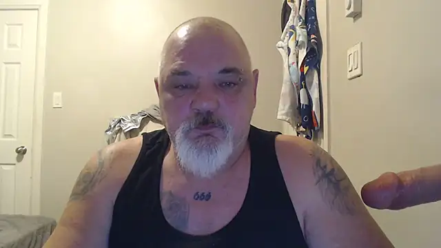 Newfiesausage1972 online show from 15, 2, 2025