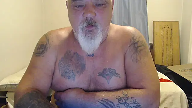 Newfiesausage1972 online show from 22, 9, 2025