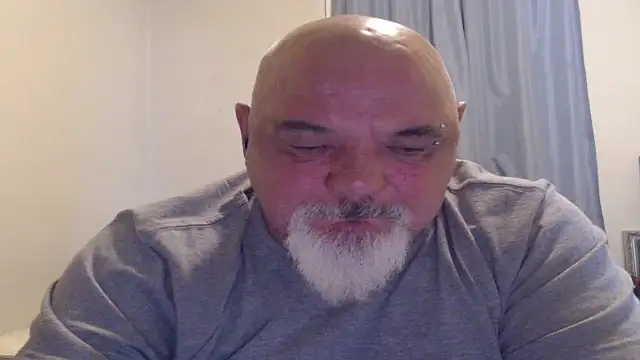 Newfiesausage1972 online show from 8, 10, 2025