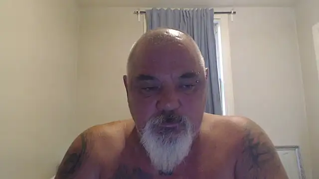 Newfiesausage1972 online show from 23, 10, 2025