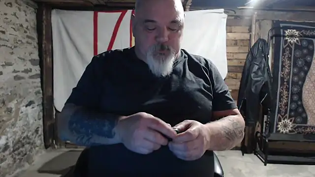 Newfiesausage1972 online show from 2, 12, 2025