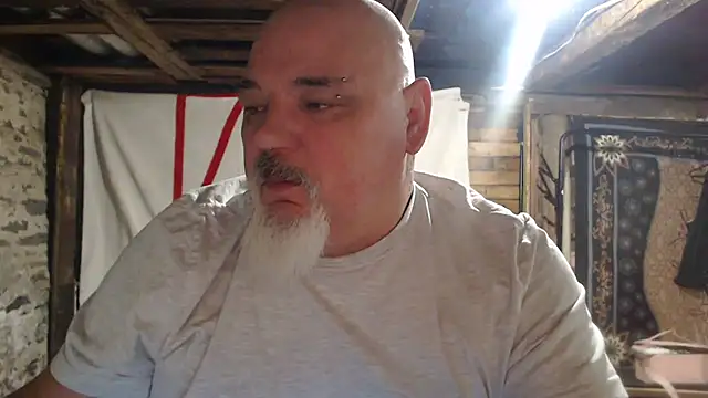 Newfiesausage1972 online show from 12, 1, 2026