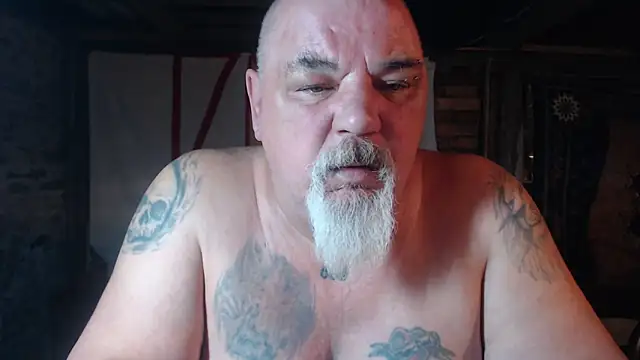 Newfiesausage1972 online show from 9, 4, 2026