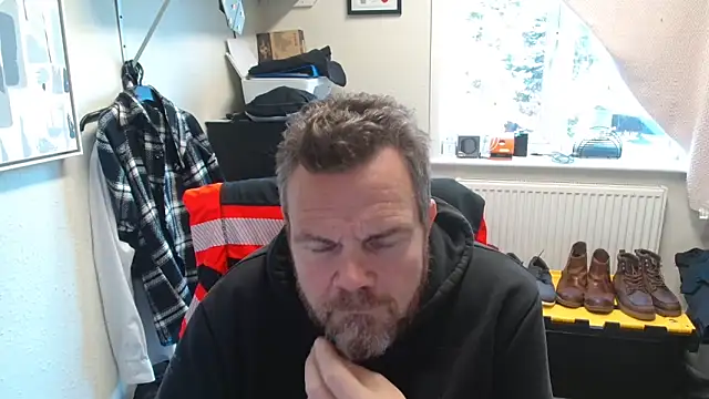 Snapshot of toptugger chatting on 3, 12, 2025 toptugger online show from 3, 12, 2025