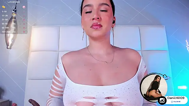 danii hill  online show from 11, 9, 2025