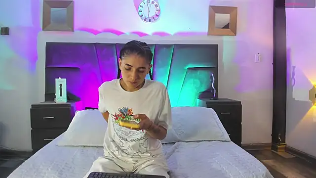 Snapshot of AndreaAndKarina chatting on 14, 12, 2024 AndreaAndKarina online show from 14, 12, 2024