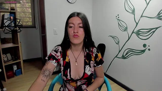Snapshot of LiaCooper_ chatting on 13, 12, 2024 LiaCooper online show from 13, 12, 2024