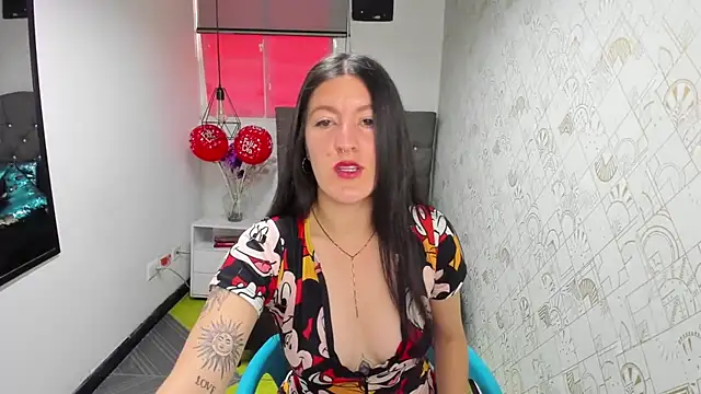 Snapshot of LiaCooper_ chatting on 5, 3, 2025 LiaCooper online show from 5, 3, 2025