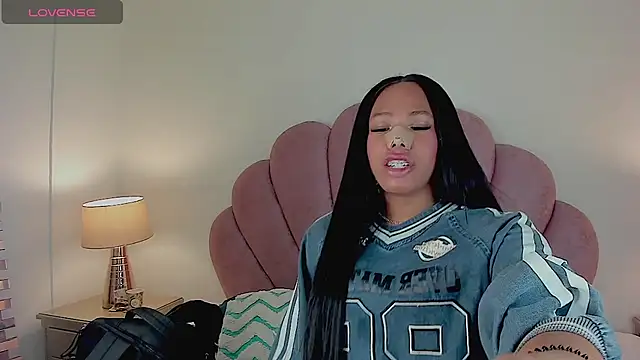 Nicole Paradise online show from 7, 10, 2025