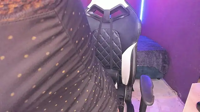 Cumming Tiffani online show from 31, 1, 2025