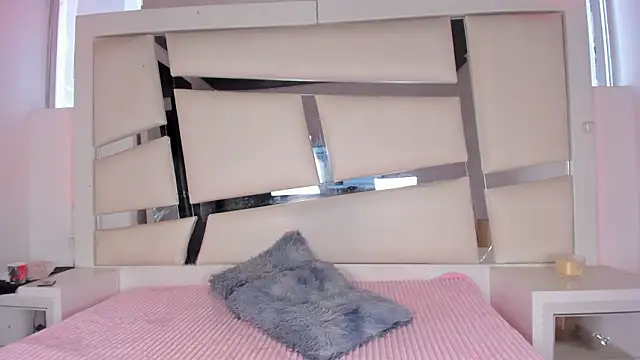 chrystal js online show from 29, 3, 2026