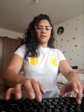 Thaliacooper  online show from 4, 12, 2025