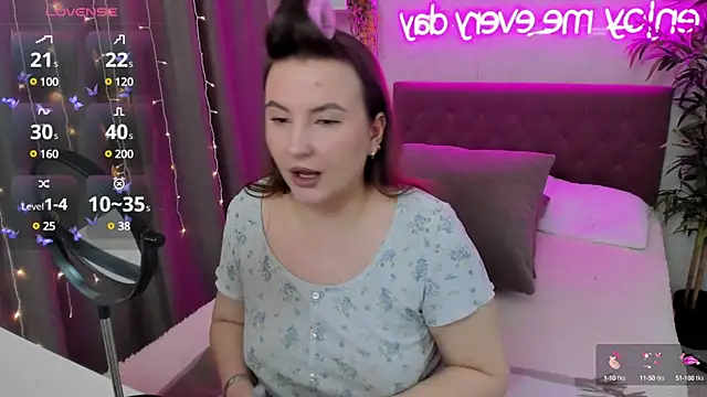 Snapshot of FeralPeach chatting on 9, 2, 2025 FeralPeach online show from 9, 2, 2025