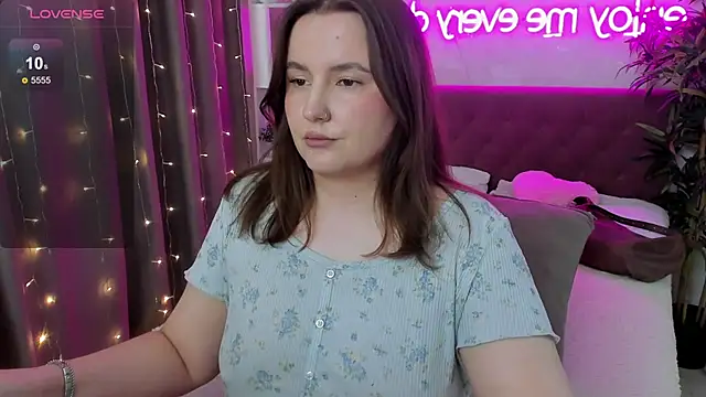 Snapshot of FeralPeach chatting on 9, 5, 2026 FeralPeach online show from 9, 5, 2026