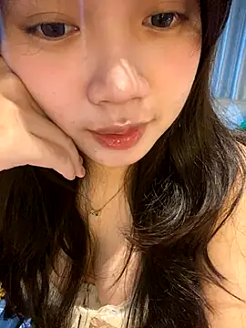 Snapshot of Hotellinh12 chatting on 6, 10, 2025 Hotellinh12 online show from 6, 10, 2025